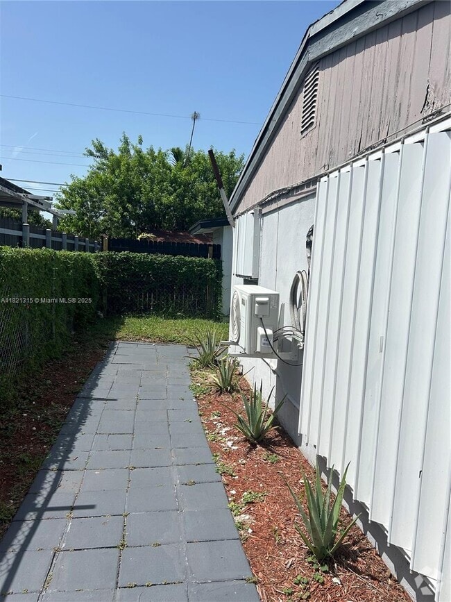 Building Photo - 1795 NE 175th St Unit 1 Rental