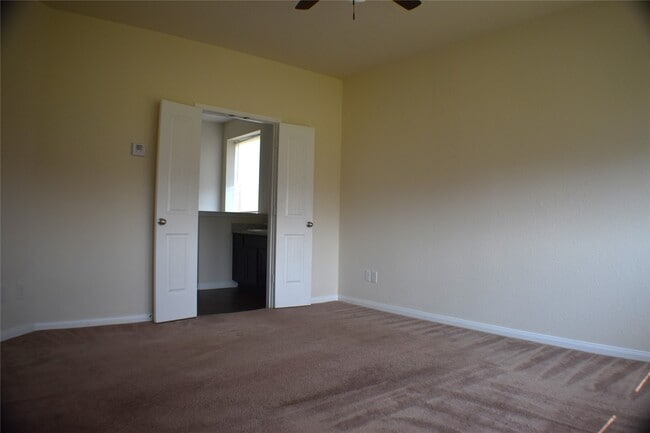 Photo - 204 White Wing Ln