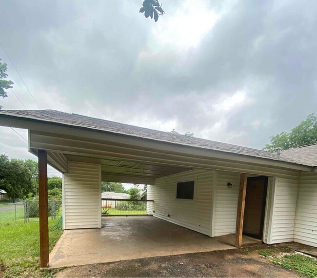 Building Photo - 301 1st St Rental