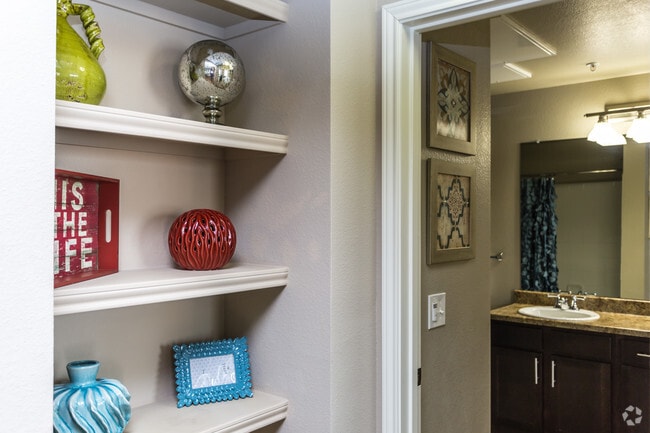 1BR, 1BA - 825 SF