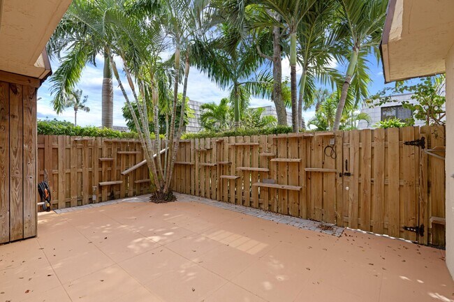 Building Photo - 2327 Waterside Dr