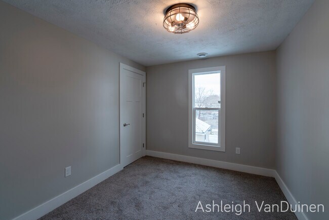 Photo - 823 Crescent St NE