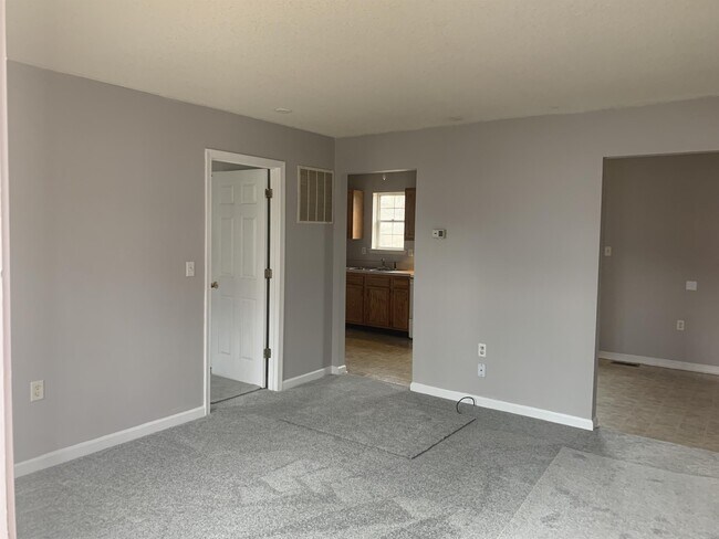 Photo - 70 Leslie Ln