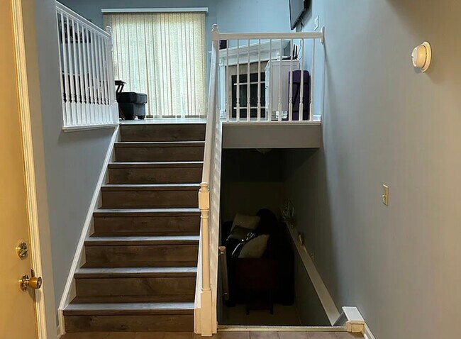 Foyer - 852 Millcreek Cir