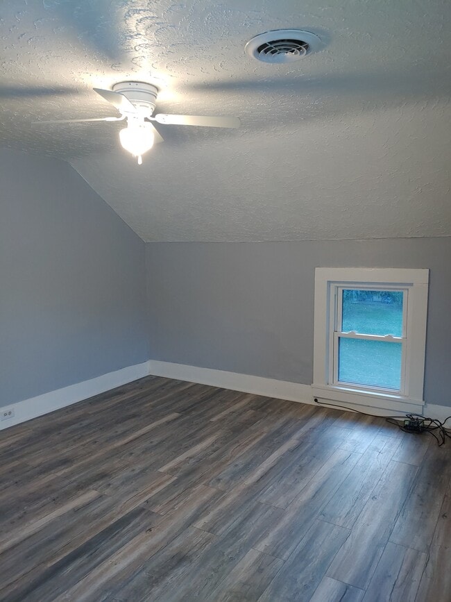 Building Photo - 102 E Hamilton St Unit 102-1/2 E. Hamilton Up