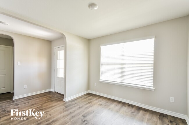 Photo - 6502 Hoffman Pln