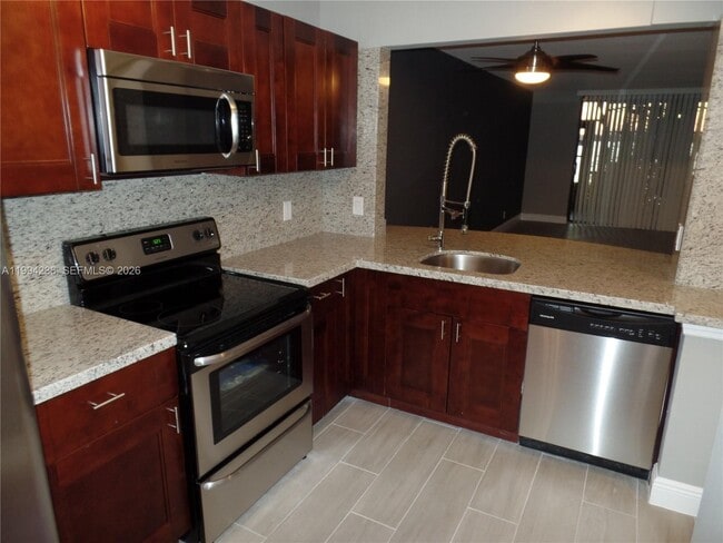 Building Photo - 109 Lake Emerald Dr Unit 108