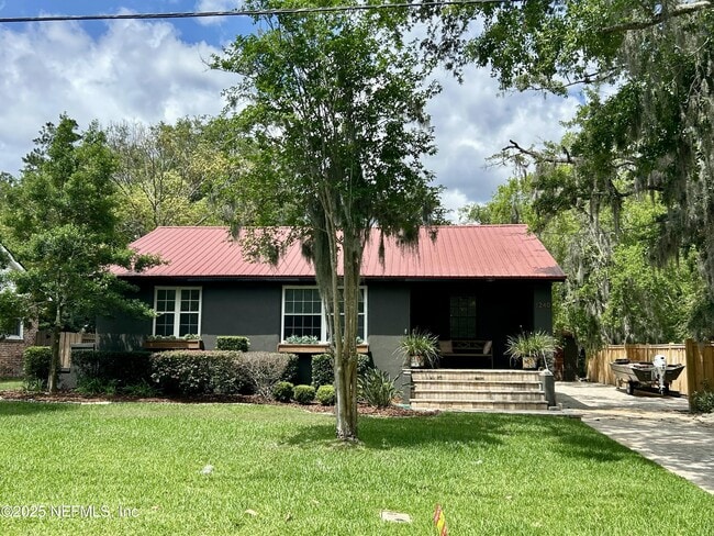 Photo - 1240 Holmesdale Rd House