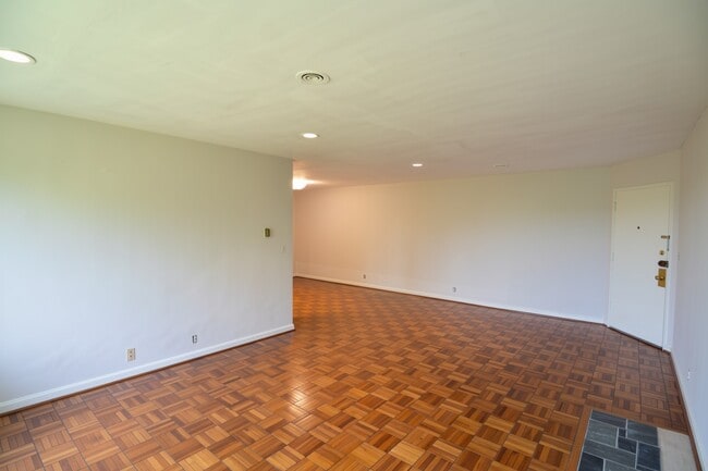 Building Photo - 4028 Ledgewood Dr