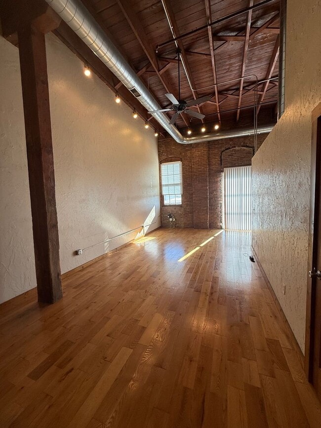Photo - Spacious 1 bedroom 1 bathroom loft AVAILABLE NOW!