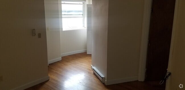 Building Photo - 1 Bed 1 Bath available 7-1 no broker fee Rental