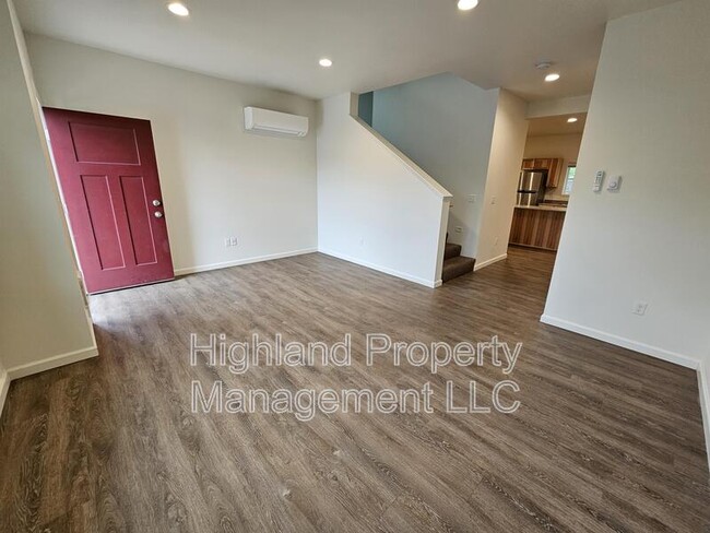 Photo - 502 NE Stadium Way