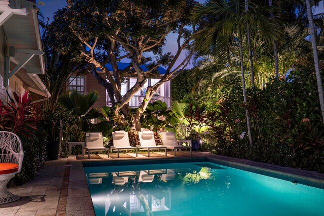 Photo - 235 Dyer Rd Unidad Treehouse