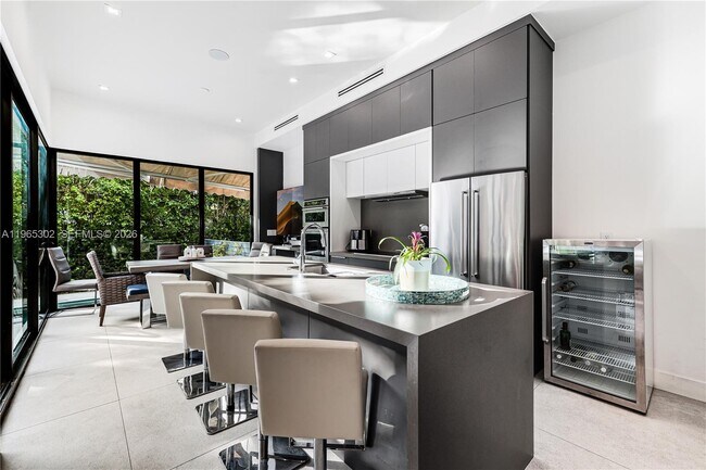 Photo - 640 Fernwood Rd