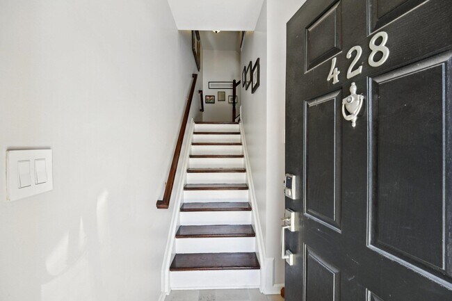 Photo - 428 Newburgh Ct