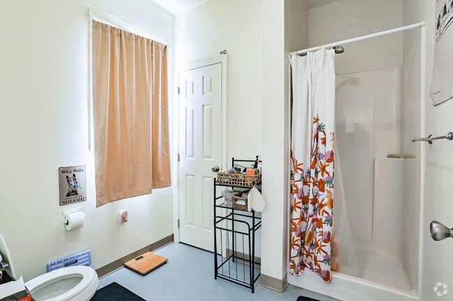 4BR, 2BA - 1,200SF - Shared Bathroom