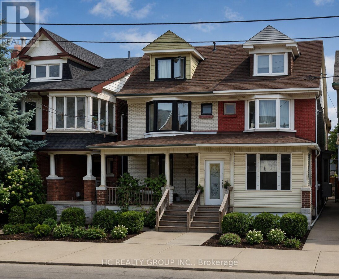 Photo - 653 Bathurst St