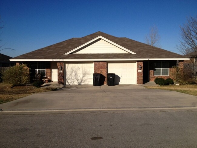 Building Photo - 608 Olaf Dr Unit B Rental
