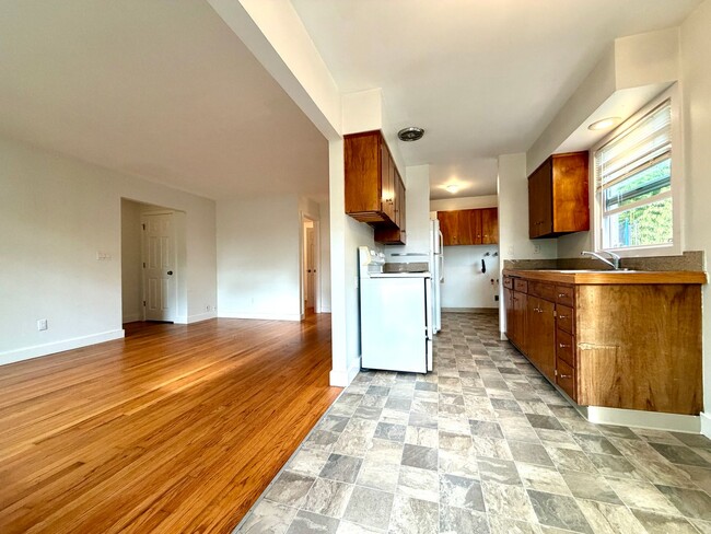 Building Photo - 6125 S Hood Ave Unit A
