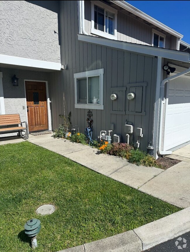 Building Photo - Spacious Townhome Near Dominican Hospital