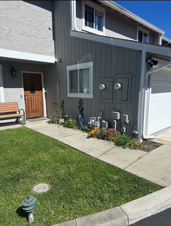 Spacious Townhome Near Dominican Hospital - Spacious Townhome Near Dominican Hospital
