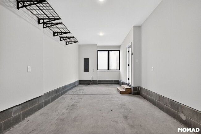 Photo - 215 Freeland Ln