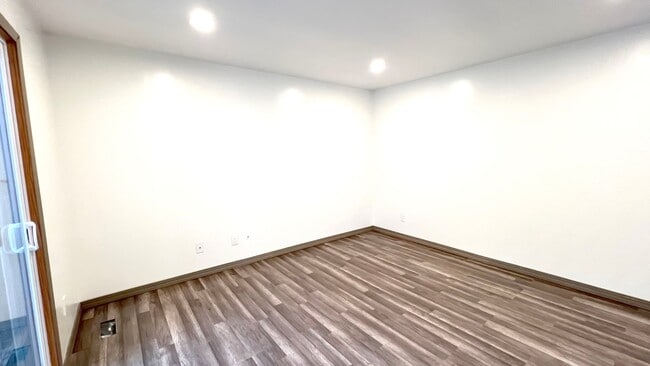Photo - 7694 Dunmore Rd