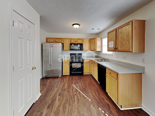 Photo - 2521 Fairstone Ave