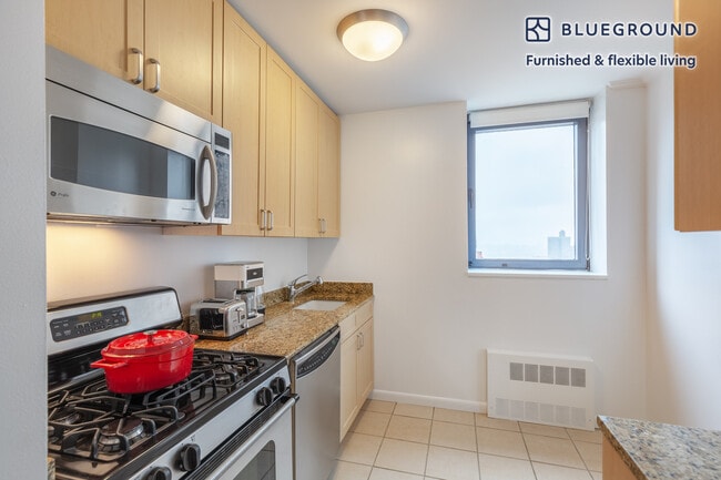 235 W 48th St Unidad SI FL35-ID381