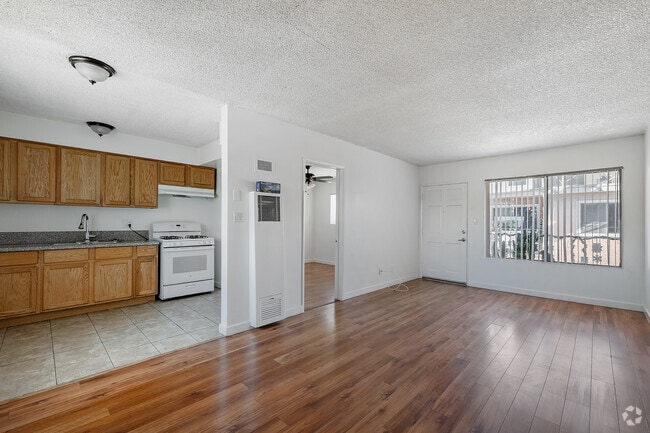 1BR, 1BA - 550SF - Living Room