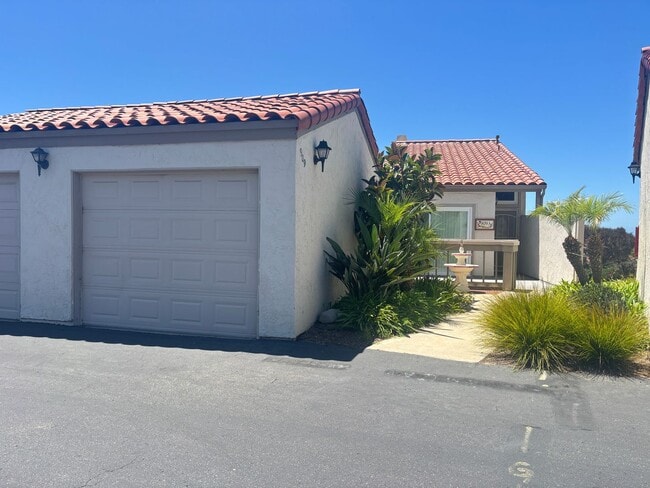 Building Photo - Coastal Living Awaits in this Ocean View C... Unit A Rental