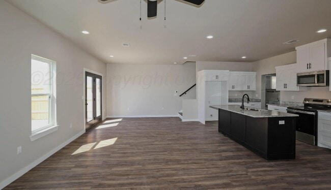 Photo - 925 E Loop 335 S