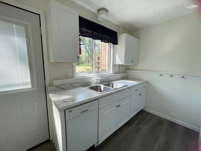 Elec stove, Refrigerator and Dishwasher! - 5223 Birchmont Dr NE Unit LL-5223 Birchmont DR NE