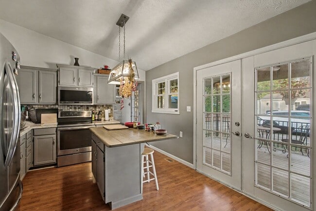 Photo - 4 bedrooms with 2 ensuites-close to shopping.