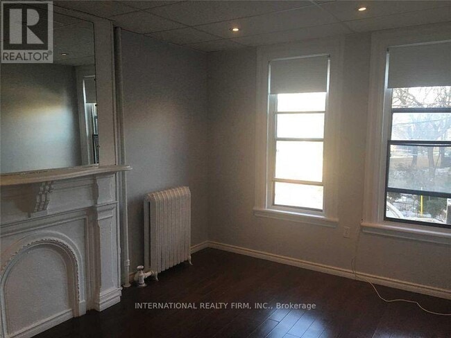 Photo - 201 Dundas St E