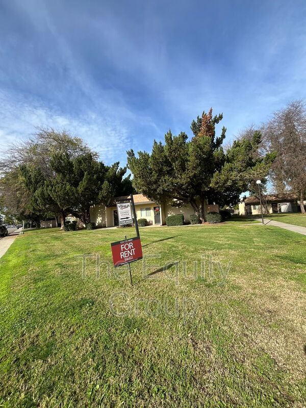 Building Photo - 1402 W Elowin Ave