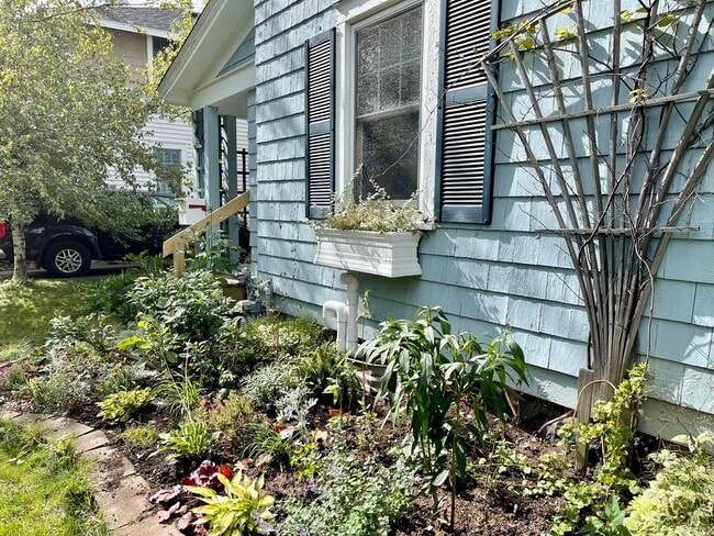 Photo - AVAILABLE JUNE - Beautiful 2 Bed 1 Bath Woodland Home