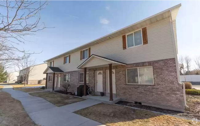Building Photo - 2 bed 1.5 bath unit in the Meadows Rental