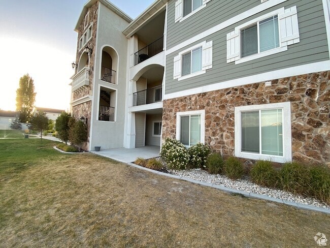 Building Photo - 1823 N Crest Rd Rental