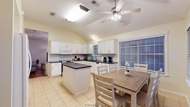 Photo - 810 Camellia Ct