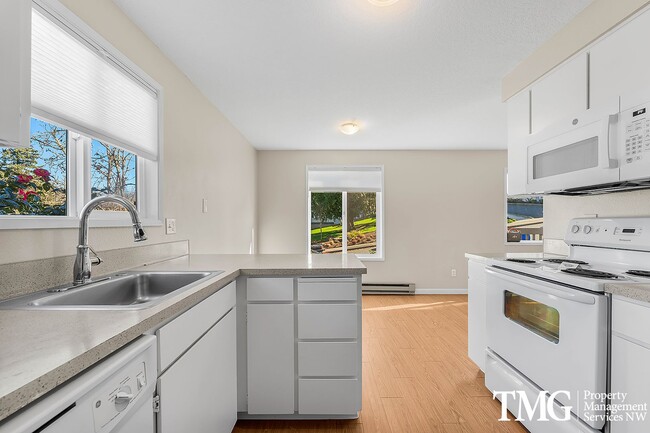 Building Photo - Private, Sunny Townhome | Carpet Free | Parking & Laundry Included Unit 5121