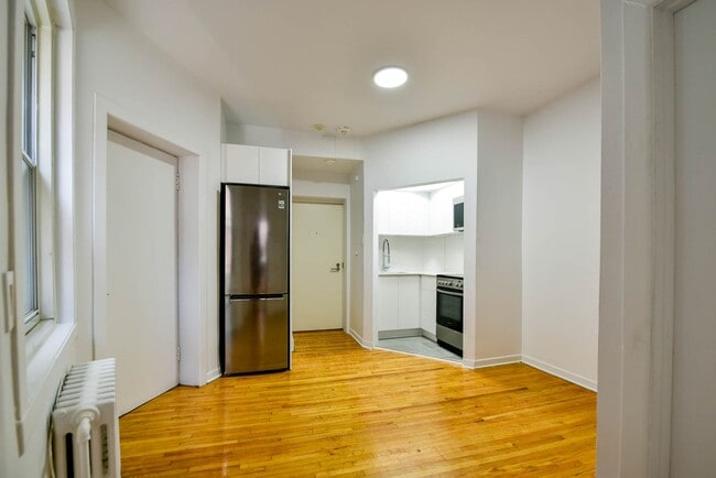 Building Photo - 3495 Av. Van Horne Unit 409
