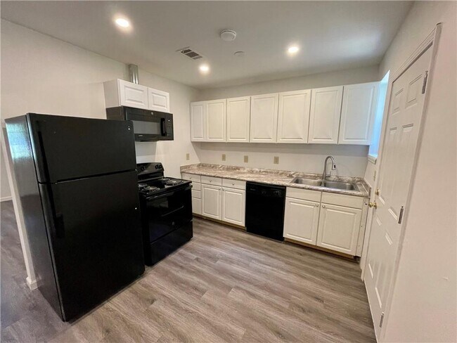 Photo - 208 Parkway W