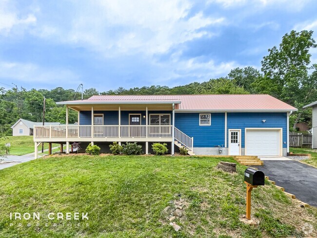 Building Photo - Beautifully Updated Three-Bedroom with Gar... Rental