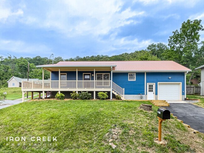 Building Photo - Beautifully Updated Three-Bedroom with Gar... Rental