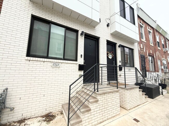 Building Photo - Stunning 4-Bedroom Townhome in Grays Ferry! Available NOW!