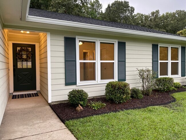 Photo - 717 Redwood Park