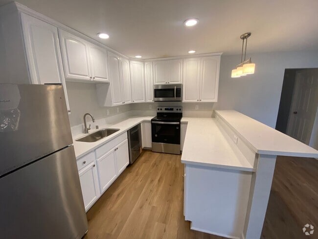 Building Photo - 3 Bed, 2 Bath First Floor Condo in Central... Unit 3