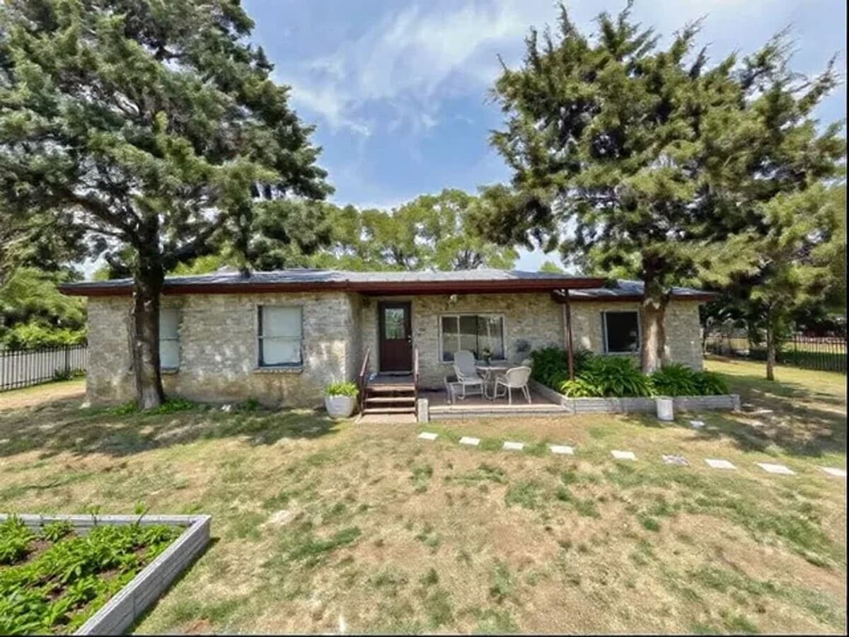 Photo - Charming Studio Unit for Lease – Cozy Living in Whitney, TX Unit B