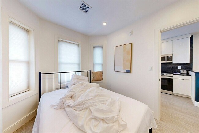 353 E 8th St Unit 3